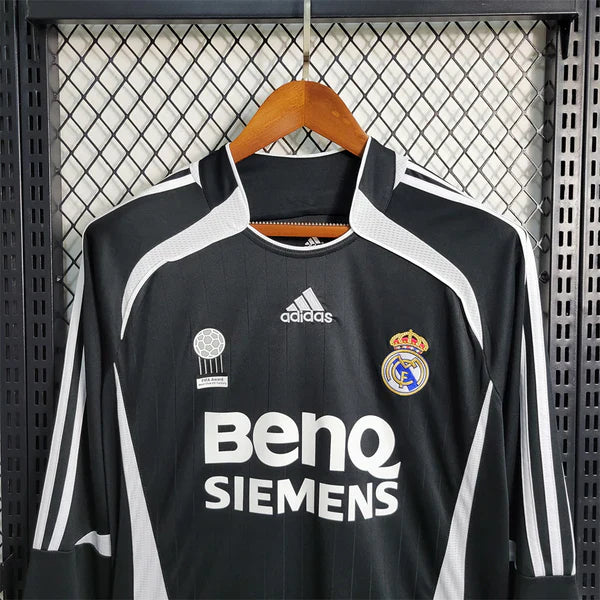 Real Madrid 2006-07 Away Fs | Retro Jersey - Image 2